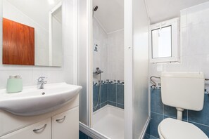 Apartment (A2) | Bathroom | Towels, soap, toilet paper