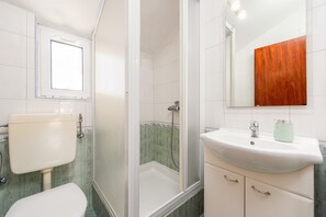 Apartment (A1) | Bathroom | Towels, soap, toilet paper
