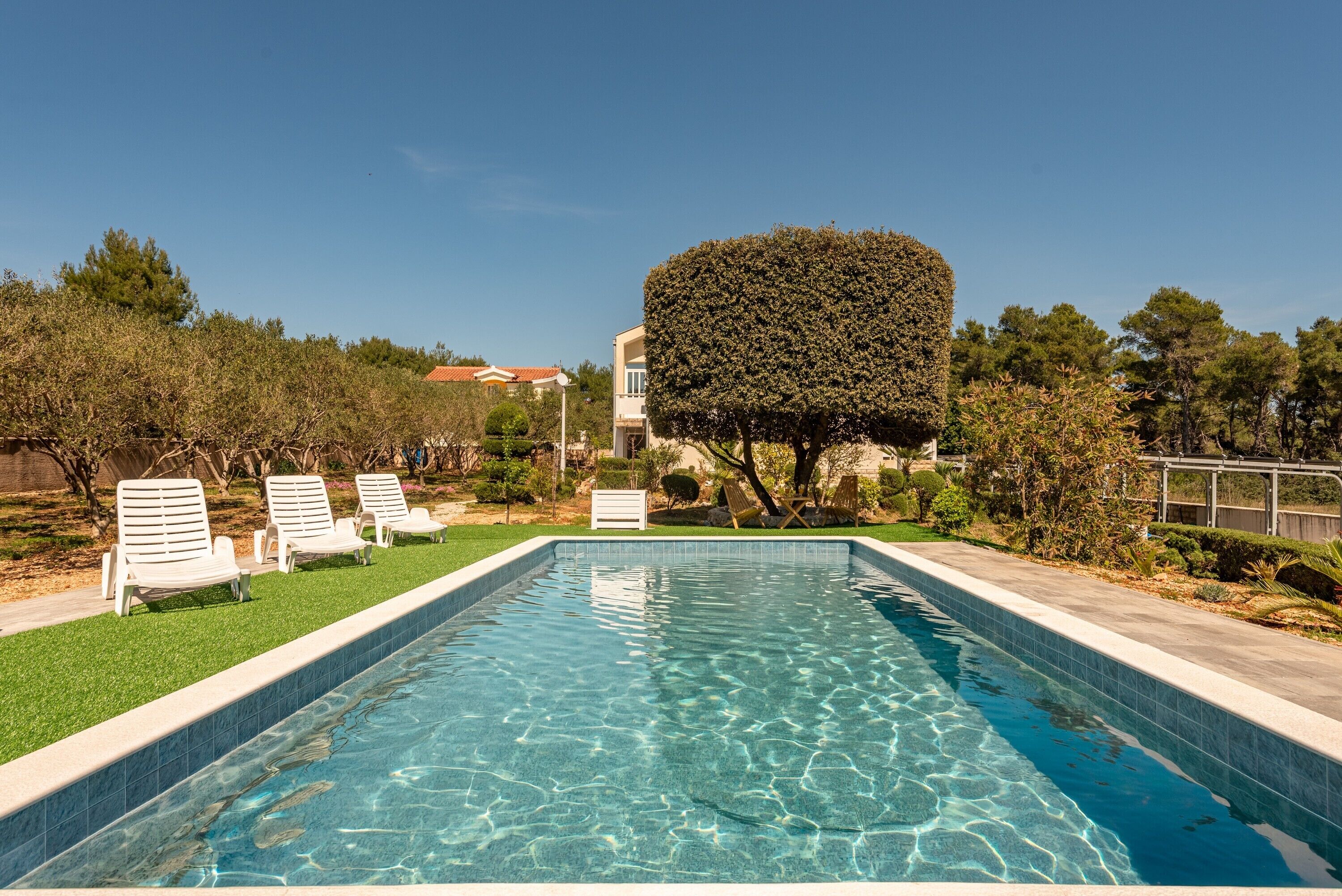 Piscina externa, guarda-sóis, espreguiçadeiras