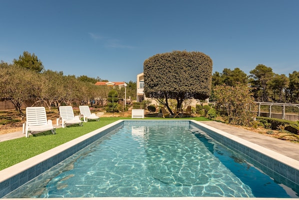 Outdoor pool, pool umbrellas, sun loungers