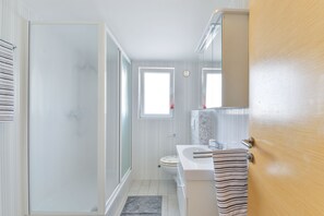 Lejlighed - 1 soveværelse (A3) | Badeværelse | Bruser, hårtørrer, håndklæder, Toiletpapir