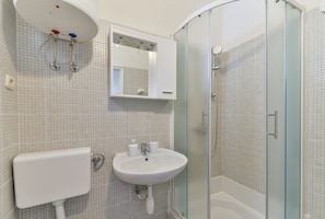 Studio (A1) | Bathroom | Shower, hair dryer, towels, toilet paper