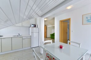 Apartamento, 1 quarto (A3) | Cozinha americana privada | Geladeira, cooktop, chaleira elétrica, torradeira