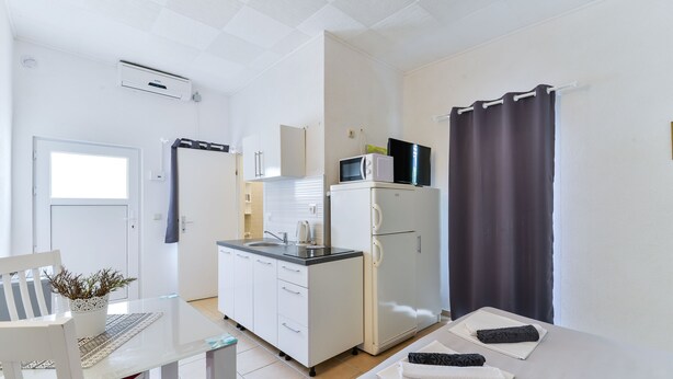 Studio (A1) | Living area | Flat-screen TV - Apartments Liovic (Vir)