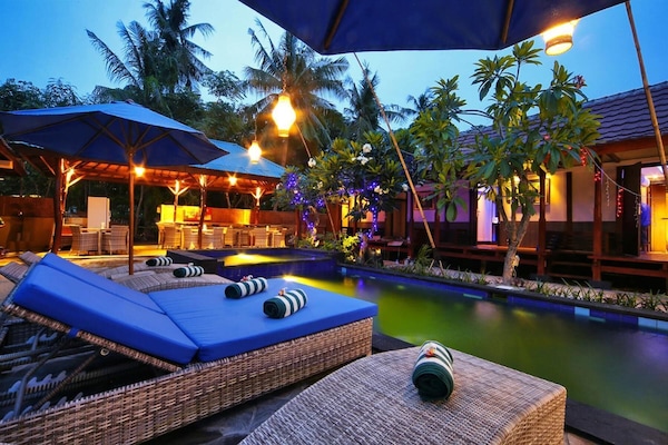 Alberca al aire libre y camastros