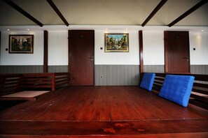 32-inch LCD TV with cable channels, TV, streaming services - Sari Gili Bungalow (Gili Air)