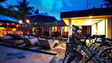 Kolam renang outdoor, dengan kursi berjemur