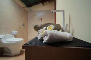 샤워 시설, 무료 세면용품, 타월, 비누