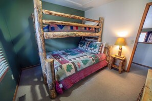 2 bedrooms, iron/ironing board, free WiFi, bed sheets - Two Bedroom Cabin with Amazing Views of Continental Divide (Estes Park)