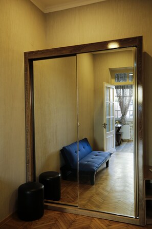 Departamento | 2 habitaciones, insonorización y tabla de planchar con plancha 