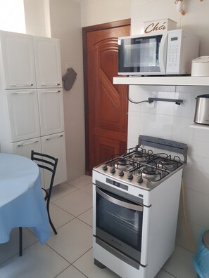 Geladeira, micro-ondas, talheres/pratos/utensílios de cozinha