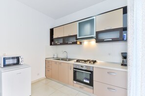 Kühlschrank, Herdplatte, Kochgeschirr/Geschirr/Besteck