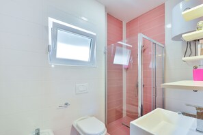 Shower, hair dryer, towels, soap - Apartments Boltuzic (Vir)