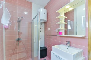 Shower, hair dryer, towels, soap - Apartments Boltuzic (Vir)