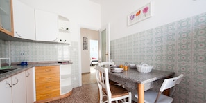 Apartamento, 2 quartos | Cozinha privada | Geladeira, micro-ondas (mediante solicitação), fogão, cooktop