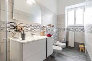 Appartement, 3 chambres | Salle de bain | Douche, articles de toilette gratuits, sĂšche-cheveux