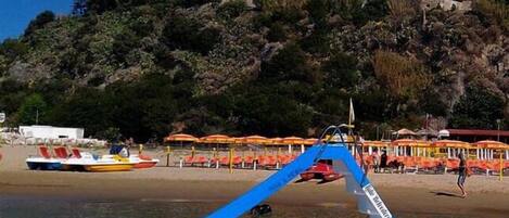 Privéstrand vlakbij, wit zand, ligstoelen, parasols