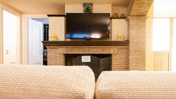 Studio, 1 Queen Bed with Sofa bed | Living room | LCD TV