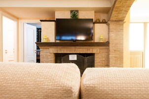 Studio, 1 Queen Bed with Sofa bed | Living room | LCD TV