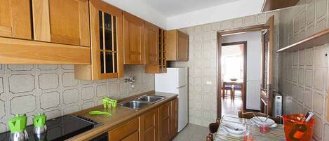 Appartamento, 2 camere da letto | Cucina privata | Frigorifero, microonde (su richiesta), forno, piano cottura