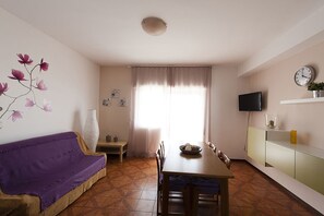 Apartment, 2 Bedrooms | Living room