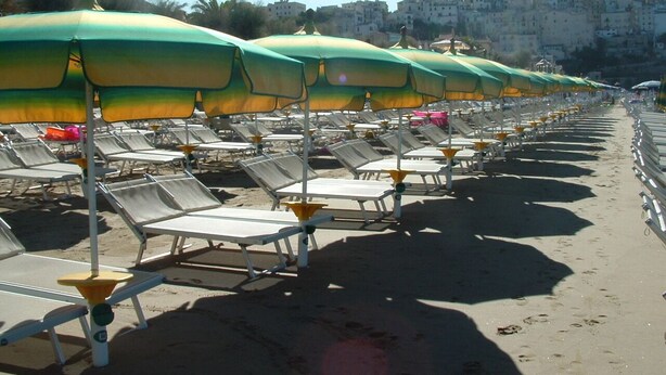 A beach with rows of sun loungers and umbrellas. - Casa Vacanza Santa Laura (Sperlonga)
