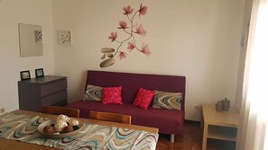 Apartamento, 2 quartos | Sala de estar | TV LCD