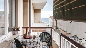 A balcony with a table and chairs, overlooking the sea. - Casa Vacanza Valle (Sperlonga)