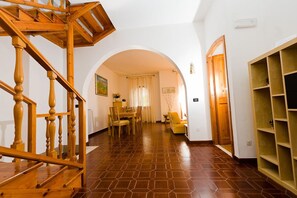 アパートメント 3 ベッドルーム | リビング エリア | 液晶テレビ