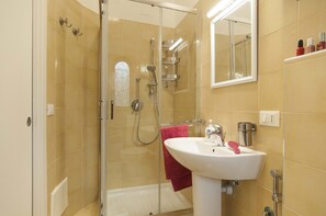 Apartment, 3 Bedrooms | Bathroom | Shower, free toiletries, hair dryer, towels - Casa Vacanza La Limonaia (Sperlonga)