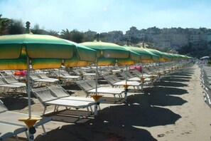 Plage privée à proximité, sable blanc, chaises longues, parasols