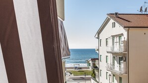 A coastal building with balconies overlooking the sea. - Casa Vacanza Colombo (Sperlonga)
