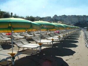 Sur la plage, sable blanc, chaise longue, parasol