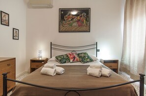 Apartamento, 2 quartos | 2 quartos, roupas de cama premium, Wi-Fi de cortesia, roupa de cama