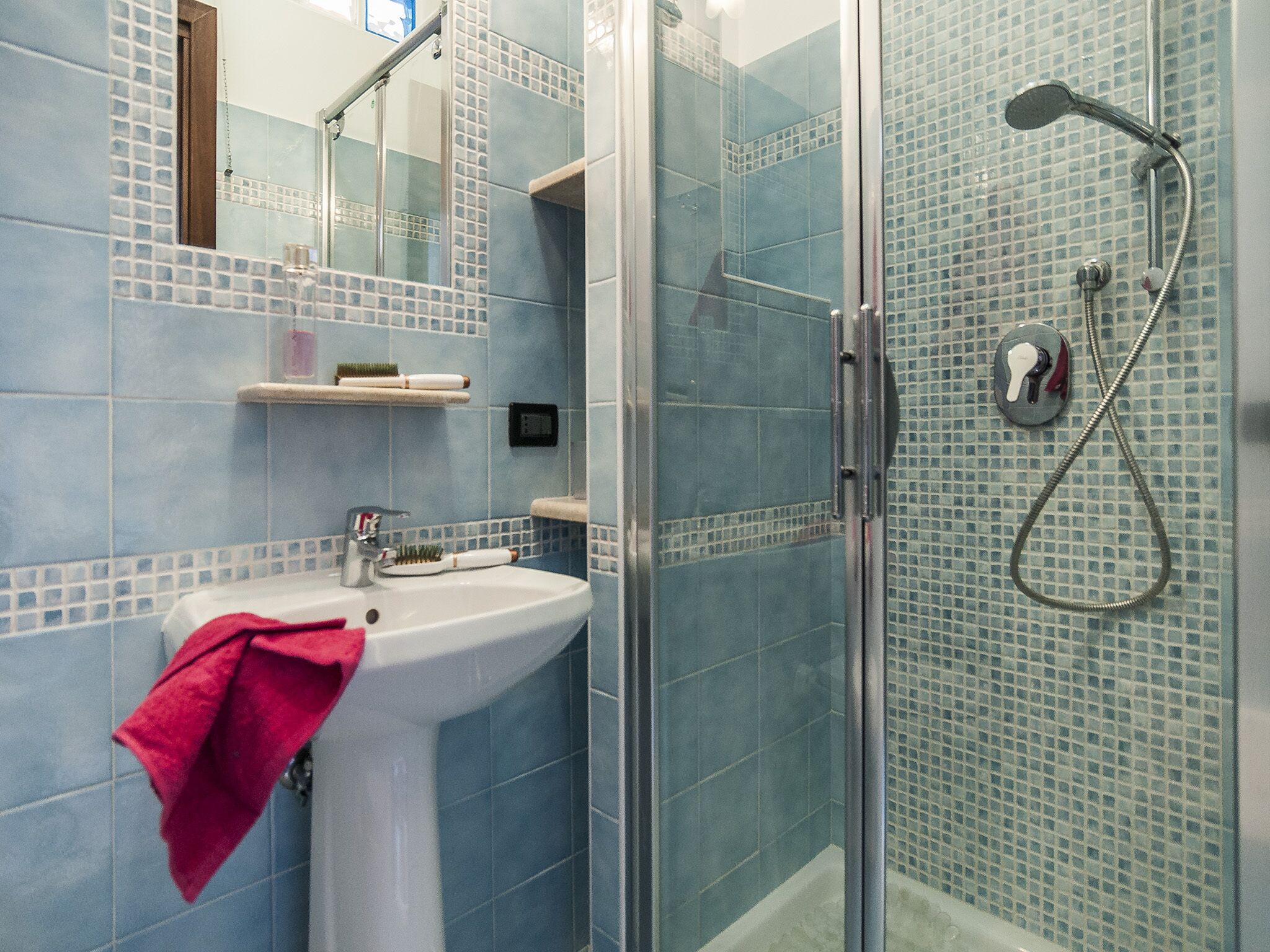 Ducha, artículos de tocador gratuitos, secador de pelo, toallas