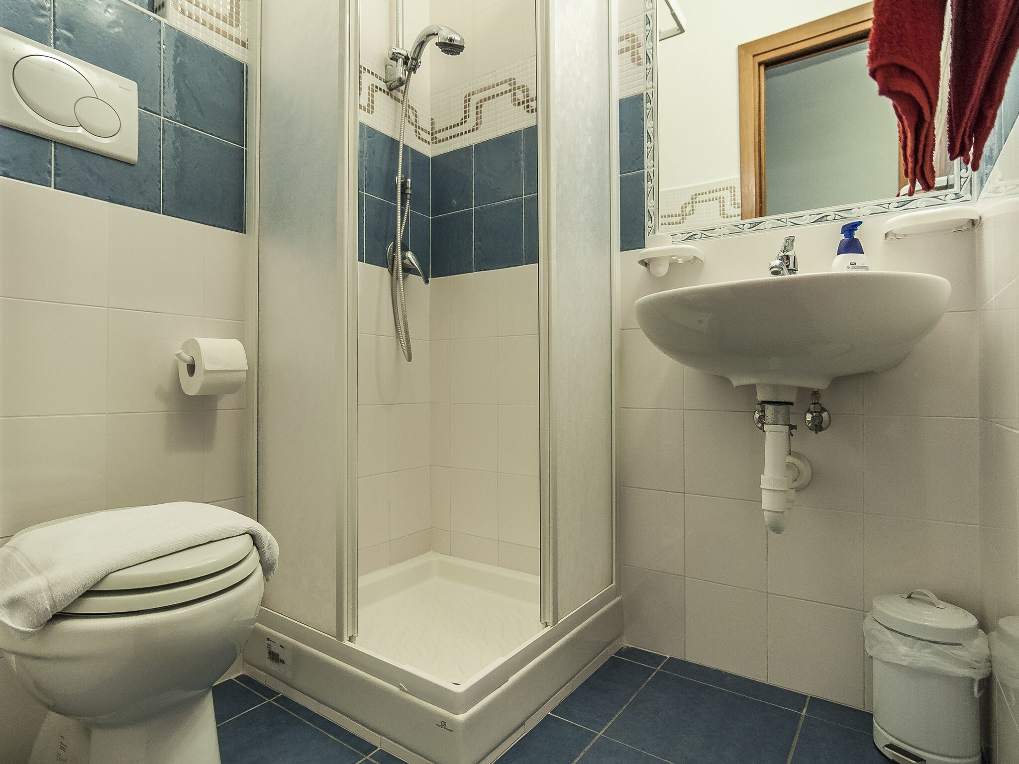 Studio | Salle de bain | Douche, articles de toilette gratuits, sèche-cheveux