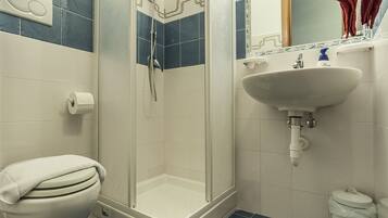 Studio | Salle de bain | Douche, articles de toilette gratuits, sĂšche-cheveux