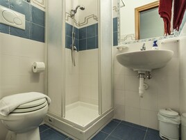 Monolocale | Bagno | Doccia, set di cortesia gratuito, asciugacapelli, asciugamani