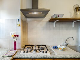 Monolocale | Cucina privata | Frigorifero, microonde (su richiesta), piano cottura