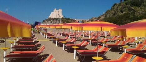 Playa privada en los alrededores, playa de arena blanca y camastros