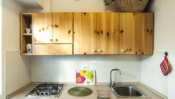Studio | Private kitchen | Fridge, microwave, stovetop, espresso maker