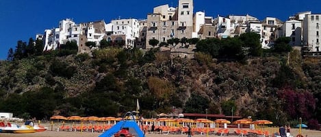 Privat strand i närheten, vit sandstrand, solstolar och parasoller