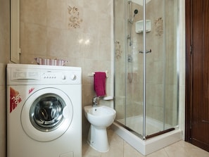 Departamento, 3 habitaciones | Baño | Regadera, amenidades de baño gratuitas, secadora de cabello, toallas