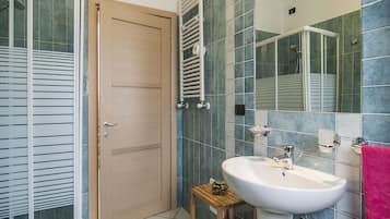 Apartment, 4 Bedrooms | Bathroom