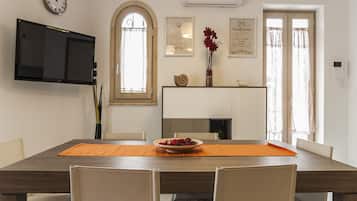 Apartment, 4 Bedrooms | In-room dining