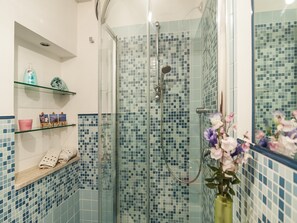 Apartment, 2 Bedrooms | Bathroom | Shower, free toiletries, hair dryer, towels - Casa Vacanza Maresol8 (Sperlonga)