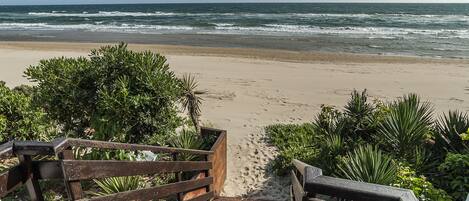 Sulla spiaggia, sabbia bianca, lettini da mare, ombrelloni