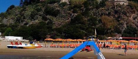 Platja privada a prop, platja de sorra blanca i gandules de platja