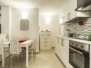 Studio | Dapur peribadi | Peti sejuk, ketuhar gelombang mikro (atas permintaan), ketuhar, dapur