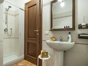 Apartment, 4 Bedrooms | Bathroom
